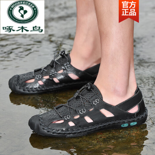Sandalias de carpintería de carpintería de cuero genuino para hombres zapatos de playa transpirables verano 2025 Nuevos zapatos de agujero hueco de la cabeza al aire libre
