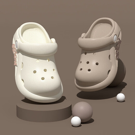 Chaussures de trous pour garçons et filles en été nouveau style pour les glissades de slippers à semelles épaisses et légères de style parent de style parent