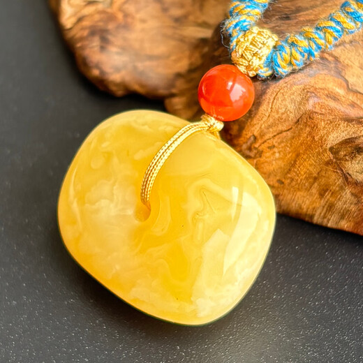 Yuzhi 1 item 1 certificate 1 shot natural raw mineral beeswax Russian material hidden buckle safety buckle pendant for men and women with certificate 5.83 grams G918 orphan, about 28*23*13 mm