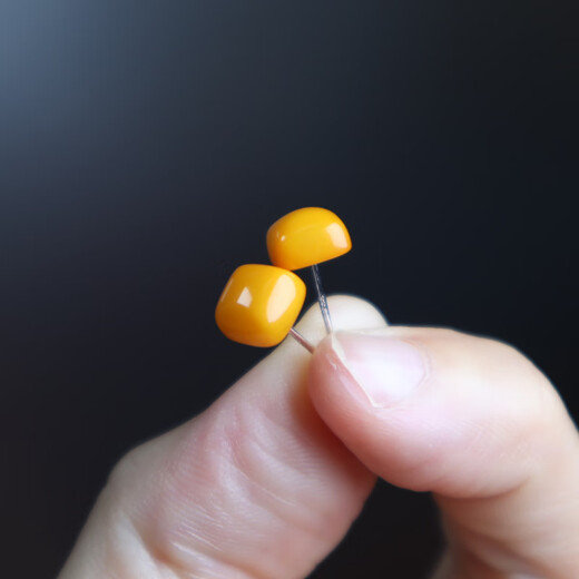 Fat Donglai's same style beeswax earrings natural old chicken oil yellow 6mm small sugar cube silver inlaid earrings for women simple daily basic beeswax small sugar cube earrings