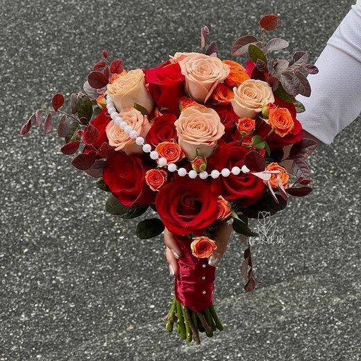 Wedding flowers holding flowers in hand, bride holding wedding pictures with tulips and gets a marriage certificate and simulated flowers taking photos of Chinese Valentine's Day. Pink and white flowers holding flowers