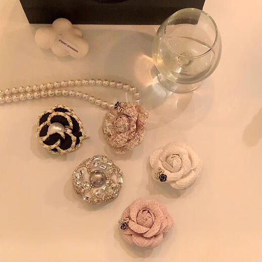 Guran camellia brooch French style small fragrance women's 2025 new autumn and winter high-end pin coat accessories Heavy industry flash zirconium camellia brooch highly recommended