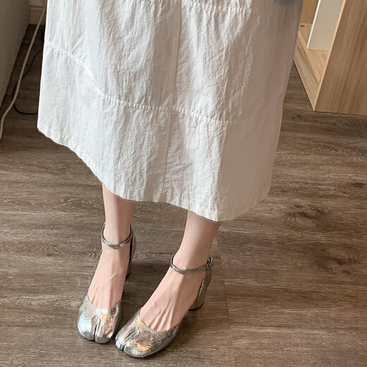 UETEEY羊皮版玛丽珍高跟鞋女2025新款粗跟银色单鞋圆头浅口分趾猪蹄鞋 9856银色 34