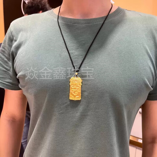 Yanjinxin gold unicorn pendant 999 pure gold packaged with full silver Xiangyun Wushi brand gold packaged silver solid pendant given to dad on his birthday. The total weight of the unicorn pendant is about 40 grams, and it is filled with 1.5 grams of gold.