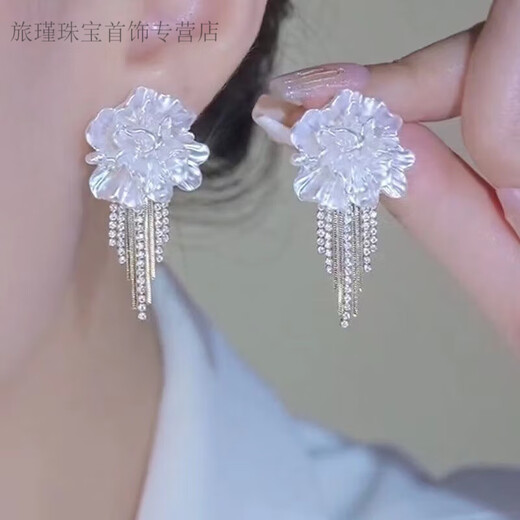 CAMPUSKINGLY Old Phoenix 999 sterling silver white camellia earrings are elegant, sparkling diamond tassel earrings and have a niche feel. 188# white camellia earrings are the same style.