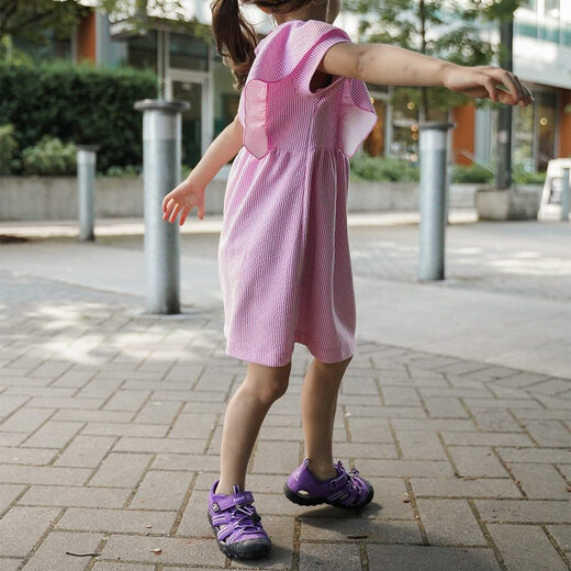 Kamik children's outdoor sports sandals, waterproof, breathable and lightweight, casual beach shoes for boys and girls, gray/pink, 6 large children