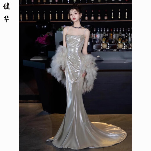 茵侈吊带鱼尾晚礼服新款小众轻奢亮闪闪主持人订婚宴会新娘敬酒服 银色吊带裙 M