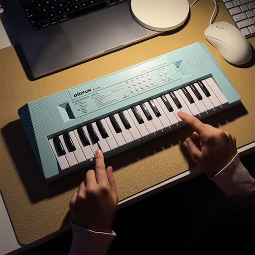 Piano électronique d'entrée de gamme pour les débutants pour enfants 37 Clés peuvent jouer des instruments de musique 61 touches pour les jouets de musique à domicile pour garçons et filles 61 touches rose piano [set 4 pièces / batterie ordinaire]