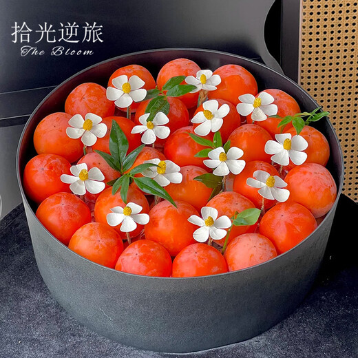 Shiguang reverse travel delivers flowers and fruit gift boxes in the same city. French fruit gift boxes and fruit baskets as birthday gifts for elders, wives and girlfriends. Good persimmons and persimmons with eternal violets and nine-star leaves. Fruit and flower gift boxes