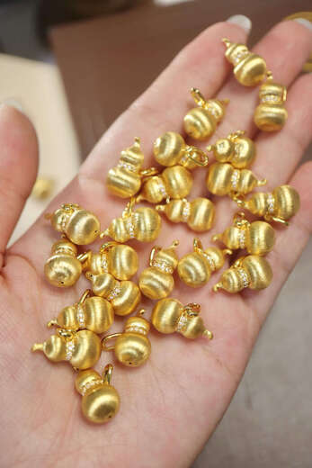 LZJV hot sale AU750 whole body 18K gold plated gourd pendant inlaid with moissanite and brushed craftsmanship, free silver necklace 18k gold gourd pendant (free silver chain)