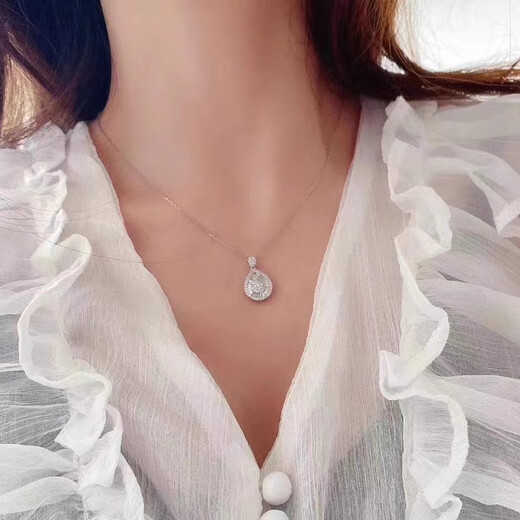 Qianjun 18K gold platinum diamond 50 points T-cube rock sugar cube water drop pendant without chain small and fresh No grading below 20 points No grading below 20 points 50 points