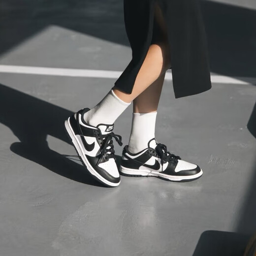 Nike (Nike) Chaussures féminines 2025 Été Nouveau dunk Low Top Chaussures Étudiant Classic Sports Versatiles Chaussures Casual Shoes CW1590-100 Panda noir et blanc (modèle GS) 36