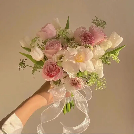 Wedding flowers holding flowers in hand, bride holding wedding pictures with tulips and gets a marriage certificate and simulated flowers taking photos of Chinese Valentine's Day. Pink and white flowers holding flowers