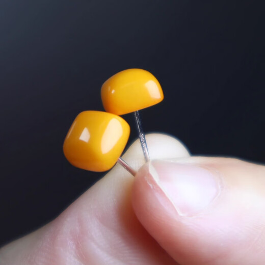 Fat Donglai's same style beeswax earrings natural old chicken oil yellow 6mm small sugar cube silver inlaid earrings for women simple daily basic beeswax small sugar cube earrings
