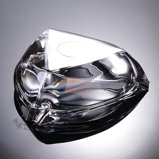 Creative European modern thickened crystal glass large ashtray fashionable personality living room office ashtray decoration triangle noble gray 17cm
