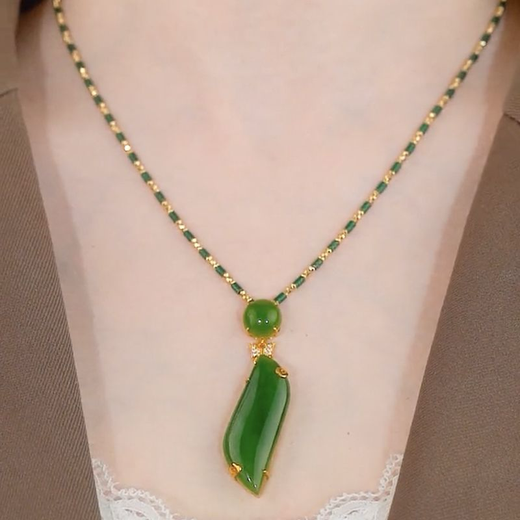 Nischendesign ohne Verblassen von Jade Temperament Mode Halskette für Frauen mit High-End-Schlüsselbeinkette 2025 Neues Internet-Promi-Accessoires Temperament Vielseitige grüne Modekette [Die Plattform wurde zertifiziert]