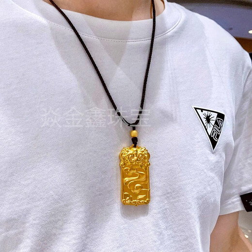 Yanjinxin gold unicorn pendant 999 pure gold packaged with full silver Xiangyun Wushi brand gold packaged silver solid pendant given to dad on his birthday. The total weight of the unicorn pendant is about 40 grams, and it is filled with 1.5 grams of gold.