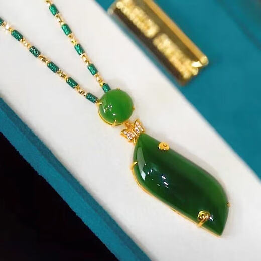 Nischendesign ohne Verblassen von Jade Temperament Mode Halskette für Frauen mit High-End-Schlüsselbeinkette 2025 Neues Internet-Promi-Accessoires Temperament Vielseitige grüne Modekette [Die Plattform wurde zertifiziert]