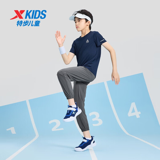 XTEP (XTEP) Kinder kurzärmeliges T-Shirt für den Sommer mit mittleren Kindern mit mittleren Kindern mit dem schnell trocknenden Bottom-Hemd tiefblau [9215] 150 cm