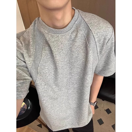 Camiseta de manga corta de hombro recto Digada para un diseño de recortes y empalme de verano para hombres.