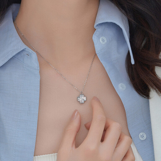 Lukfook Jewelry Platinum 950 Crushed Ice Clover Platinum Necklace Set Price G07P0002DS 5.55g (including labor cost 549 yuan)