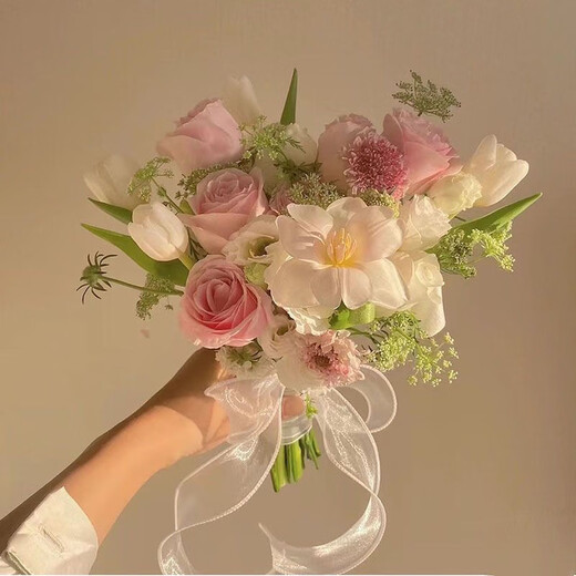 Wedding flowers holding flowers in hand, bride holding wedding pictures with tulips and gets a marriage certificate and simulated flowers taking photos of Chinese Valentine's Day. Pink and white flowers holding flowers