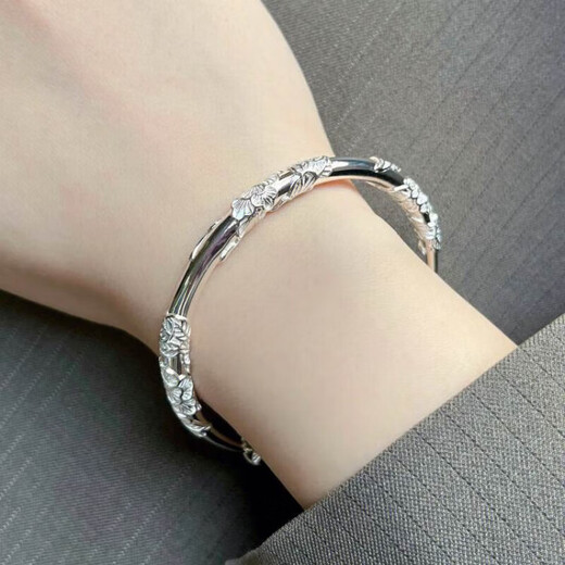 Chinese Valentine's Day gift Chinese Valentine's Day solid silver bracelet for women 9999 sterling silver bracelet solid Mobius flower for female students flower butterfly push-pull silver bracelet