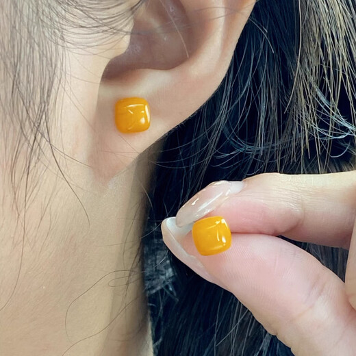 Fat Donglai's same style beeswax earrings natural old chicken oil yellow 6mm small sugar cube silver inlaid earrings for women simple daily basic beeswax small sugar cube earrings