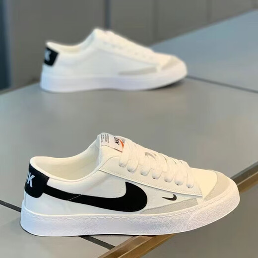 Hong Kong Counter Compras de compras para la primavera y el verano de los hombres, nuevos zapatos blancos, zapatos de tablero transpirable lienzo versátiles zapatos para hombres de moda.