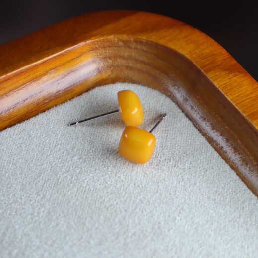 Fat Donglai's same style beeswax earrings natural old chicken oil yellow 6mm small sugar cube silver inlaid earrings for women simple daily basic beeswax small sugar cube earrings