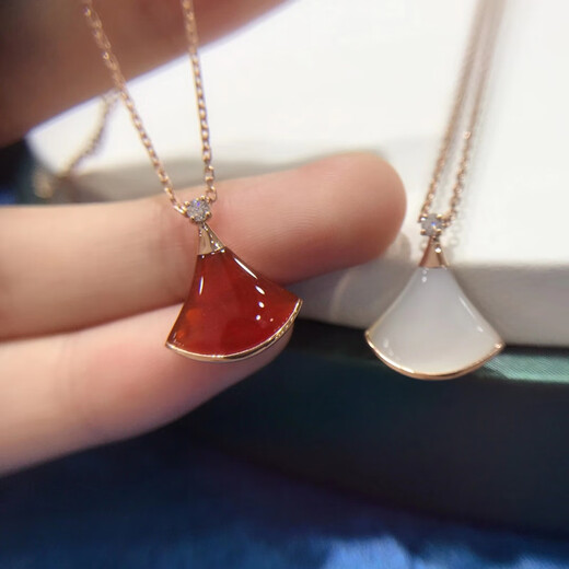 Yadige 2025 new style female simple light luxury Internet celebrity fan white mother-of-pearl carnelian clavicle chain for girlfriend 18K rose gold carnelian necklace