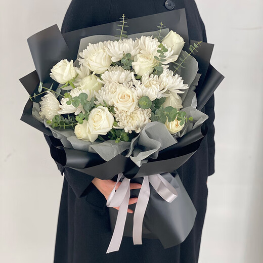 Aitong Flowers delivers chrysanthemum bouquets in the same city. Chrysanthemum bouquets are delivered to the Ching Ming Festival and the Ghost Festival. Memorials, funerals, and grave sweeping flowers are sent to the graves to pay tribute. Mixed bouquets of 11 white chrysanthemums and 10 white roses. Delivery in the same city. Supports appointment dates.
