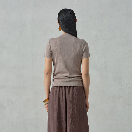阿依莲【商场同款】半高领短袖针织衫女2025夏季新款修身显瘦别致上衣 冷萃棕 S