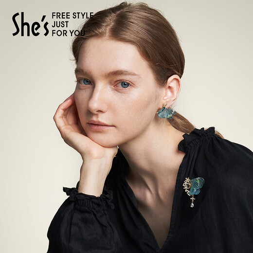 Sie ist Acacia Girl Girl Bunte Schmetterling Dream Sticked Butterfly Brosche für Frauen Mode Corsage Pin Geburtstag Geschenk für Freundin