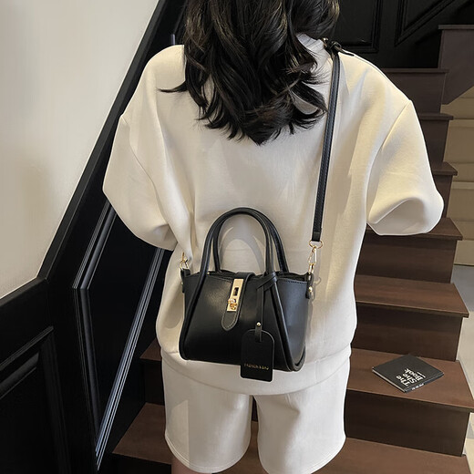 高级感洋气手拎包包女2025新款流行超火水桶包百搭潮流复古斜挎包 黑色