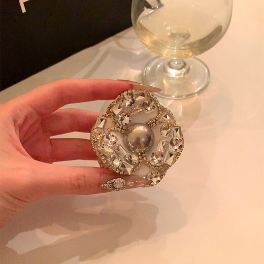 Guran camellia brooch French style small fragrance women's 2025 new autumn and winter high-end pin coat accessories Heavy industry flash zirconium camellia brooch highly recommended