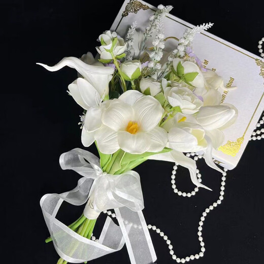 Wedding flowers holding flowers in hand, bride holding wedding pictures with tulips and gets a marriage certificate and simulated flowers taking photos of Chinese Valentine's Day. Pink and white flowers holding flowers