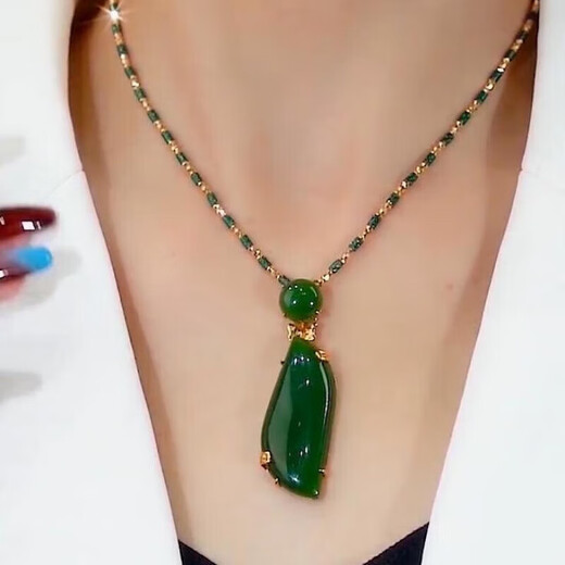 Nischendesign ohne Verblassen von Jade Temperament Mode Halskette für Frauen mit High-End-Schlüsselbeinkette 2025 Neues Internet-Promi-Accessoires Temperament Vielseitige grüne Modekette [Die Plattform wurde zertifiziert]