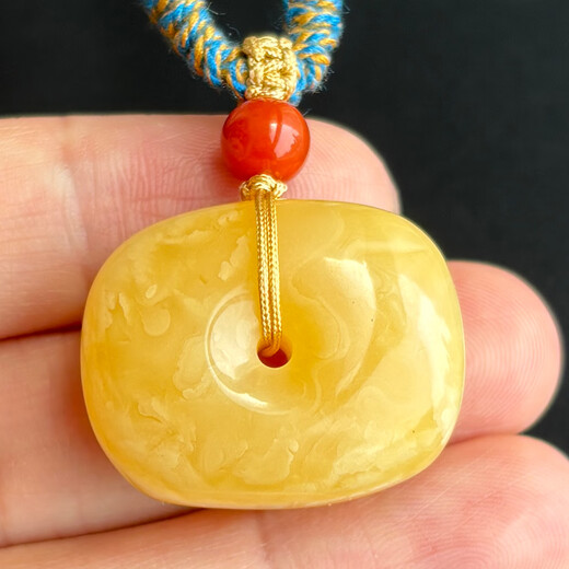 Yuzhi 1 item 1 certificate 1 shot natural raw mineral beeswax Russian material hidden buckle safety buckle pendant for men and women with certificate 5.83 grams G918 orphan, about 28*23*13 mm