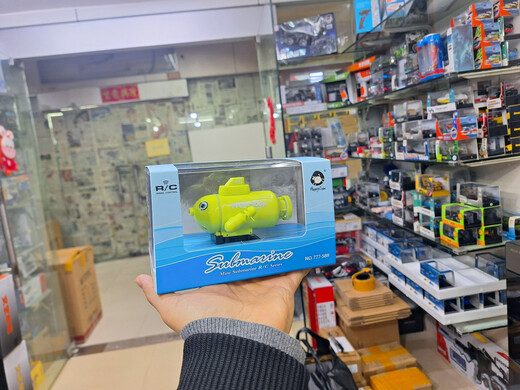 
Mini four-six-way wireless remote control submarine electric simulation model children, boys and girls playing in the water fish tank toy boat Six-stop remote control submarine-Black 586 official standard + USB charging cable