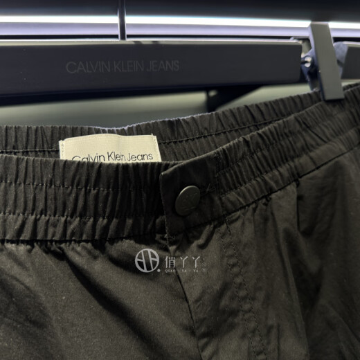 Calvin KleinCK Jeans24春夏新款男士经典绣标纽扣松紧腰工装休闲裤J325125 BEH-太空黑原价1390 S 均码