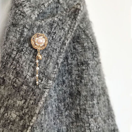 QUAMER Old Phoenix Spring Original Little Flavor Pearl Crystal Flower Brooch Women's Niche Tassel Pin Cuff Suit Sweater Purple Diamond Tassel Sucking Buckle