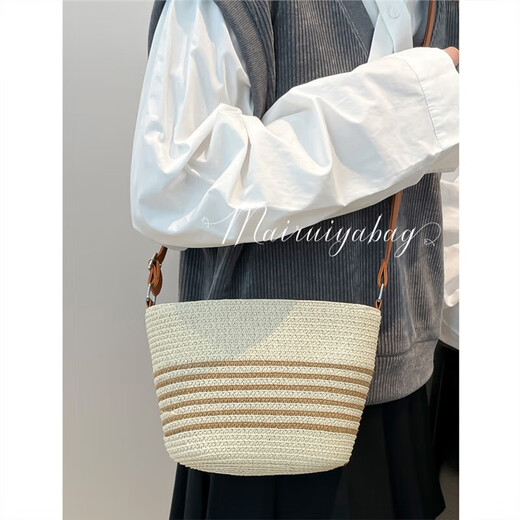 Super hot small bag for women spring and summer 2025 new versatile crossbody bag woven straw woven bag high-end beach bag black