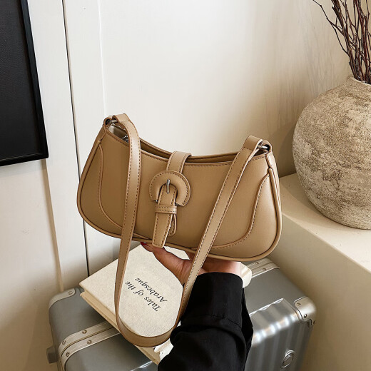 El popular bolso de este año para mujeres nuevos de 2025 nicho de moda súper caliente de un solo hombro bolso de axilas que viajan a través de una bolsa cuadrada pequeña color caqui color