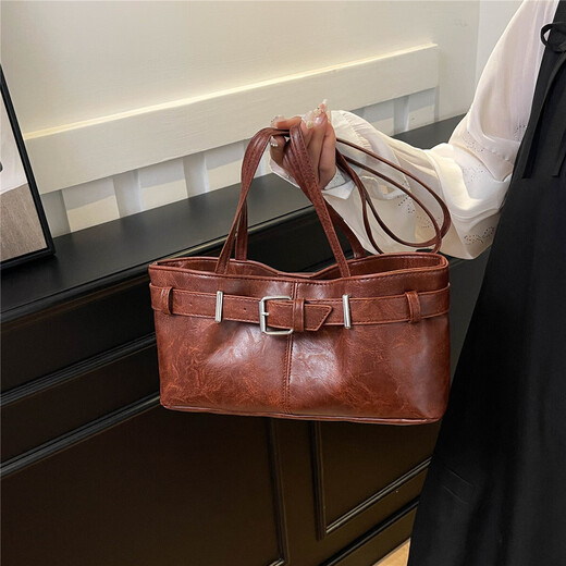 Spring and summer retro versatile new shoulder bag fashionable work commuting fashion bag casual versatile niche shoulder red brown