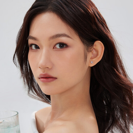 Lukfook Jewelry Platinum 950 Sunflower Platinum Stud Earrings Price HIPTBE0002 Approximately 1.42 grams