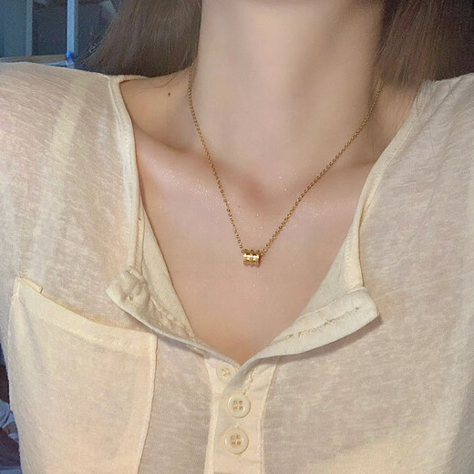 Chow Tai Fook Chinese Valentine's Day gift small waist necklace for women 2025 light luxury niche 18k gold clavicle neck chain with exquisite thin titanium steel not rose gold small waist necklace