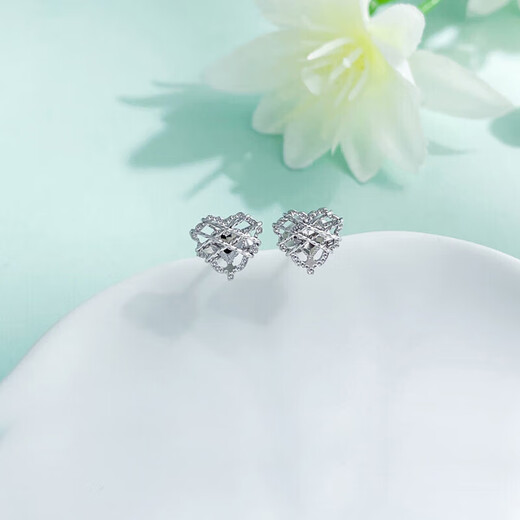Lao Fengxiang platinum earrings, platinum earrings, earrings and earrings, love gifts for girlfriends and wives on Chinese Valentine's Day 2025, about 1.99g