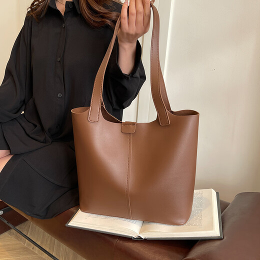 Großkapazitätstasche für die neue modische Nische und die vielseitige Umhängetasche von Frauen hochwertige Textur für Pendelputbeutel, Kaffeefarbe