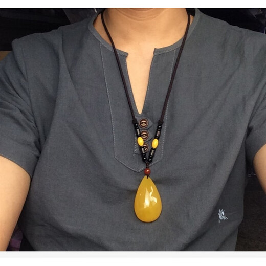 Fat Donglai buys the same style of water drop beeswax amber pendant original stone for old men and women chicken oil yellow safe buckle beeswax water drop necklace